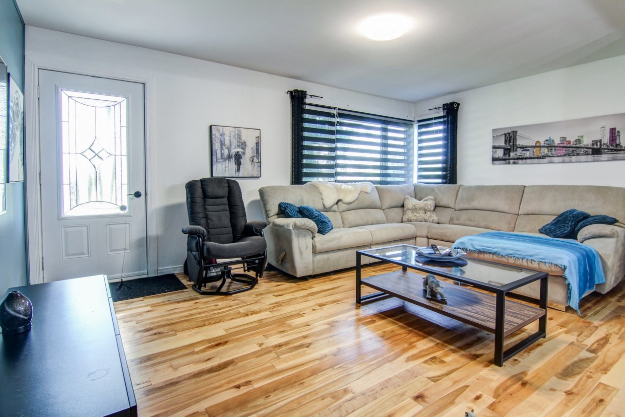 Salon — 1001, Rue Ste-Agnès, Saguenay (Chicoutimi), G7G3V8, Saguenay (Chicoutimi)