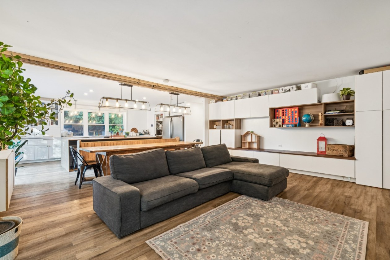 Salon — 112, Rue du Parc, Verchères, J0L2R0, Verchères