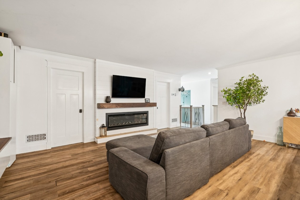 Salon — 112, Rue du Parc, Verchères, J0L2R0, Verchères