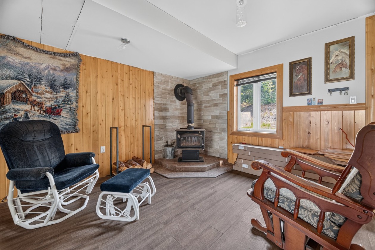Salon — 139, 4e Rang O., Saint-Anaclet-de-Lessard, G0K1H0, Saint-Anaclet-de-Lessard