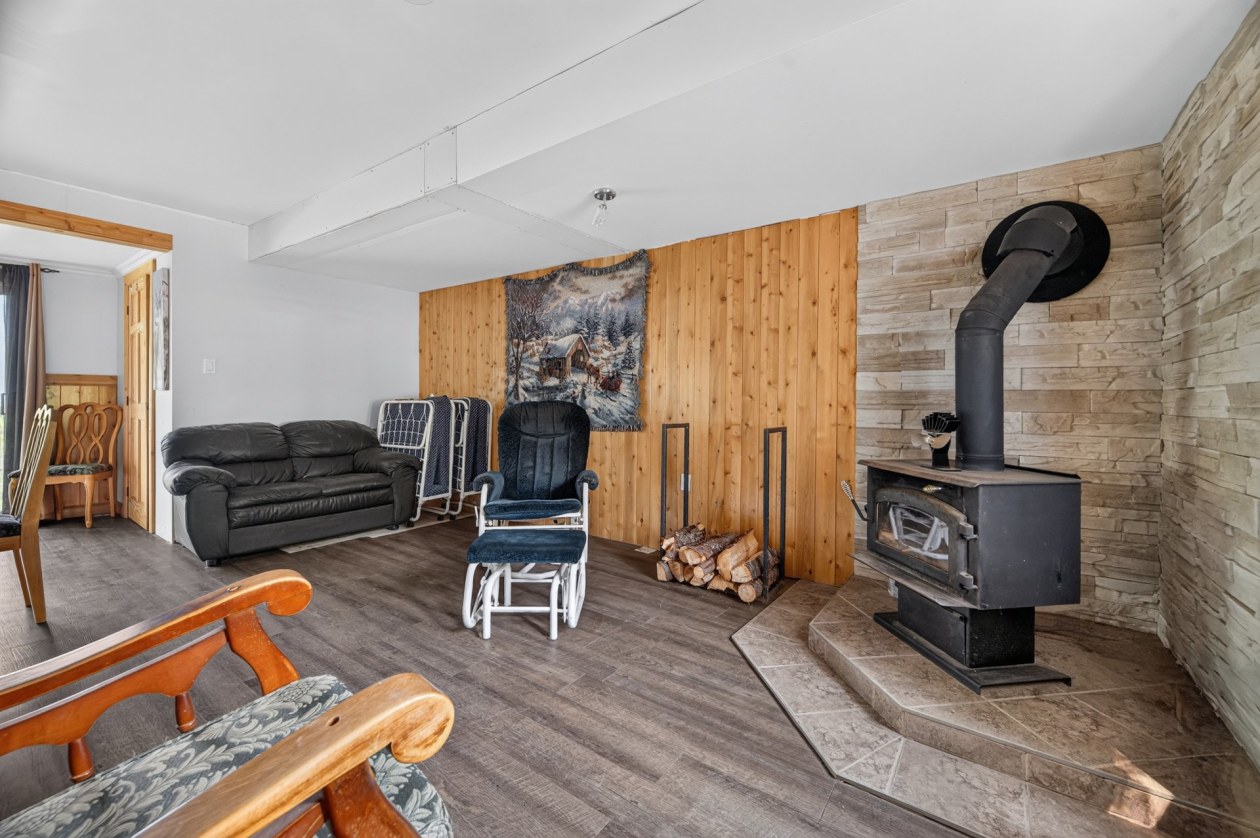 Salon — 139, 4e Rang O., Saint-Anaclet-de-Lessard, G0K1H0, Saint-Anaclet-de-Lessard