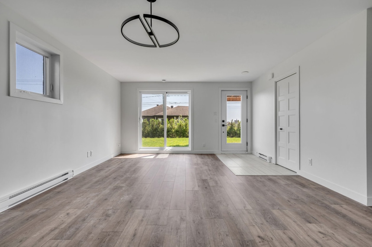 Salon — 200 - 204, Rue Philippe-Grenier, Québec (Beauport), G1M0G1, Québec (Beauport)