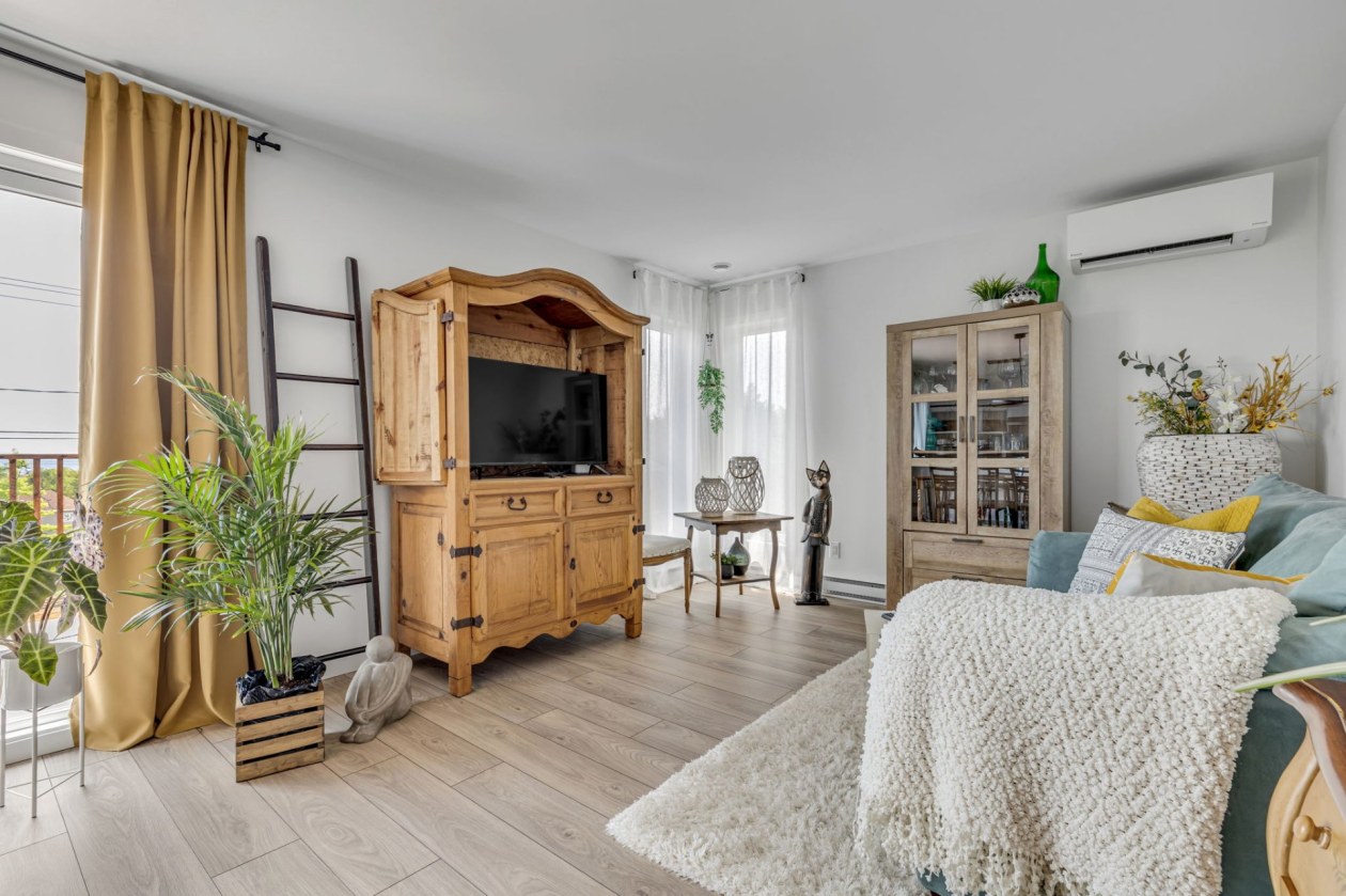 Salon — 200 - 204, Rue Philippe-Grenier, Québec (Beauport), G1M0G1, Québec (Beauport)