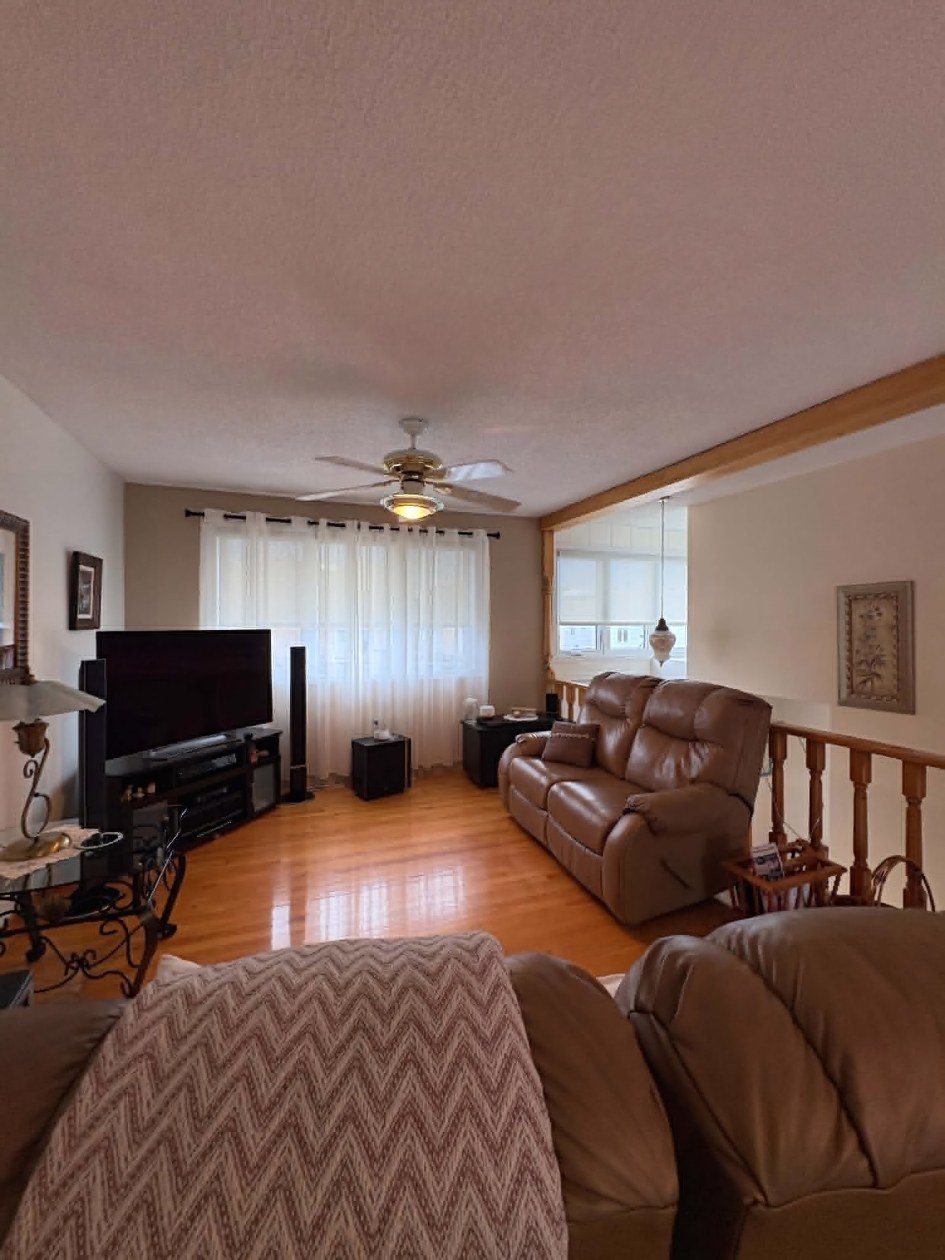 Salon — 3902, Rue Panet, Saguenay (Jonquière), G7X3V3, Saguenay (Jonquière)