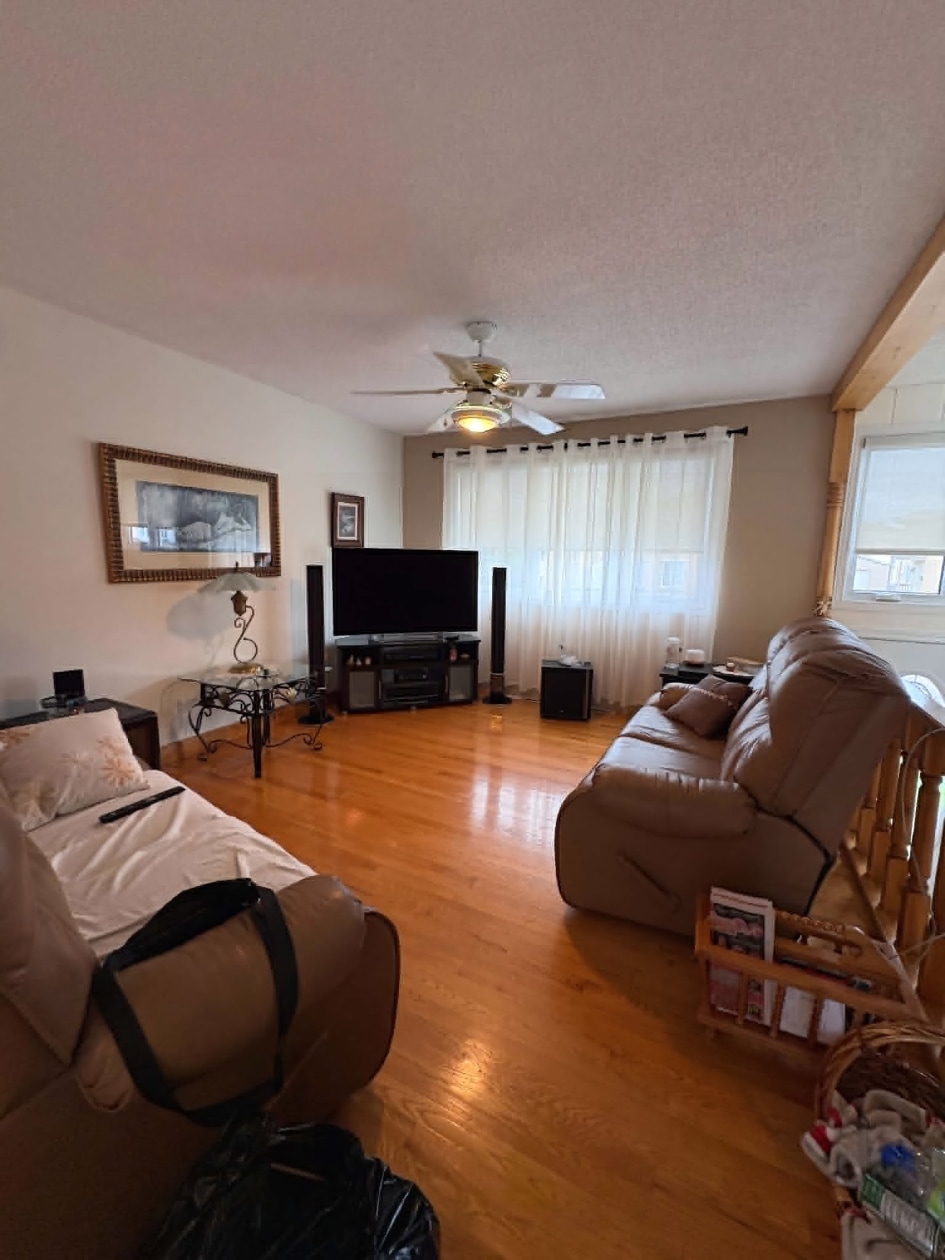 Salon — 3902, Rue Panet, Saguenay (Jonquière), G7X3V3, Saguenay (Jonquière)