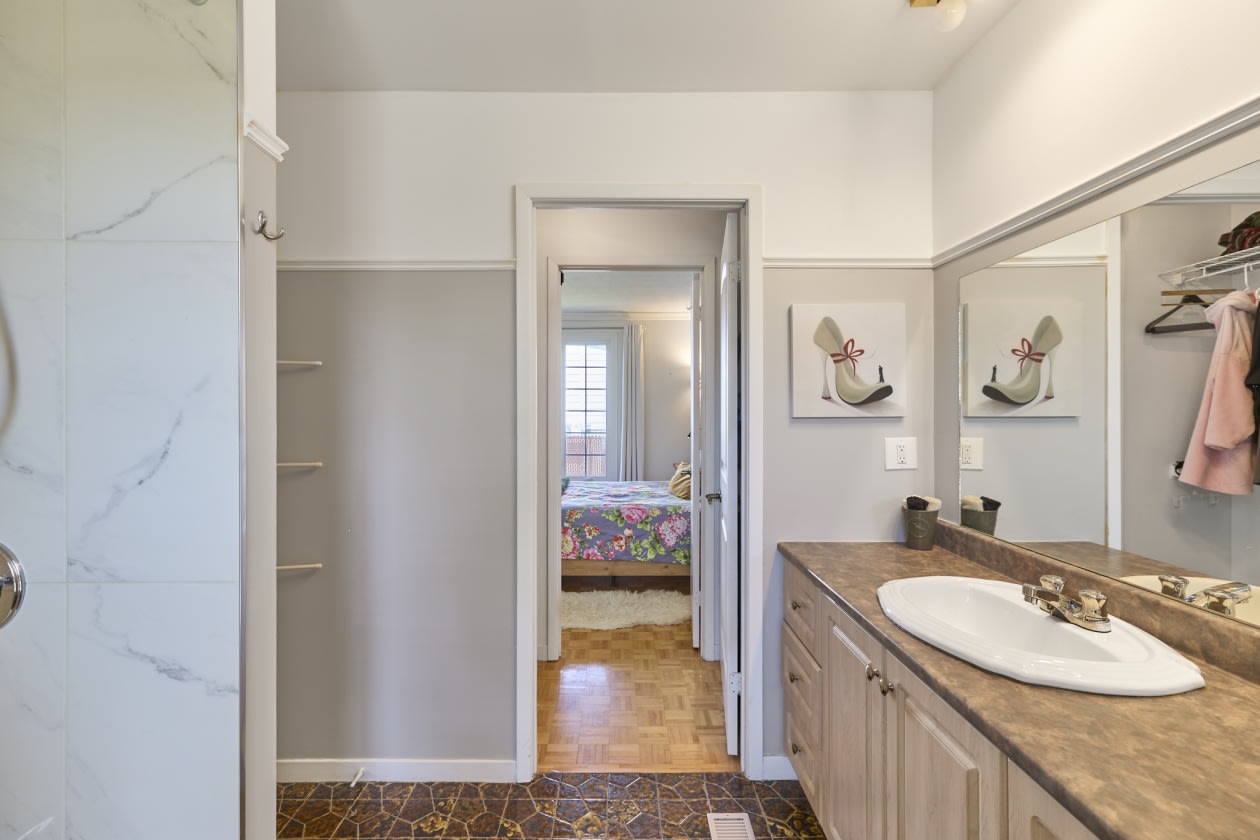 Salle de bains — 3530 Rue Sicotte, Québec, G2B 3X6, Québec