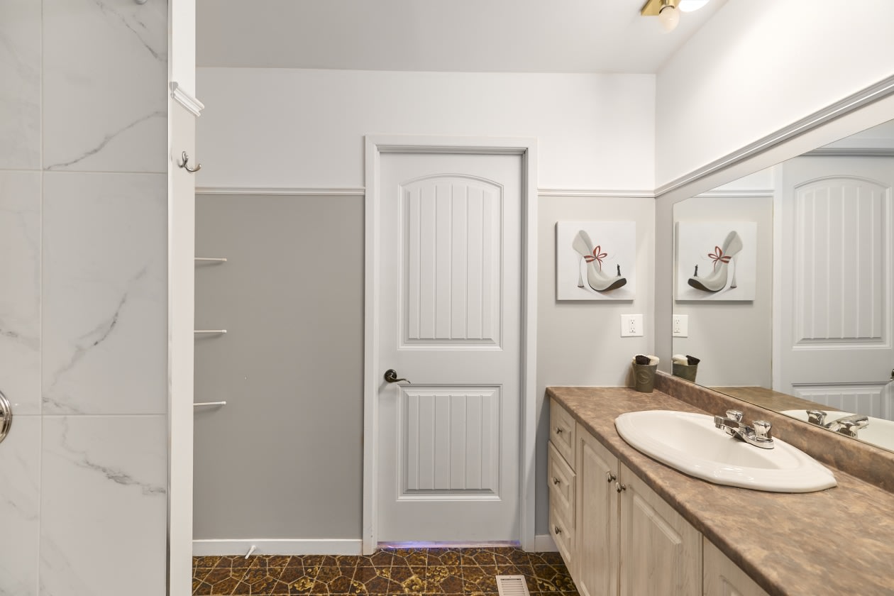 Salle de bains — 3530 Rue Sicotte, Québec, G2B 3X6, Québec