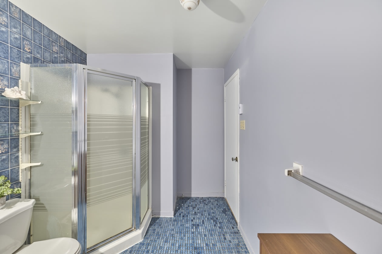 Salle de bains — 3530 Rue Sicotte, Québec, G2B 3X6, Québec