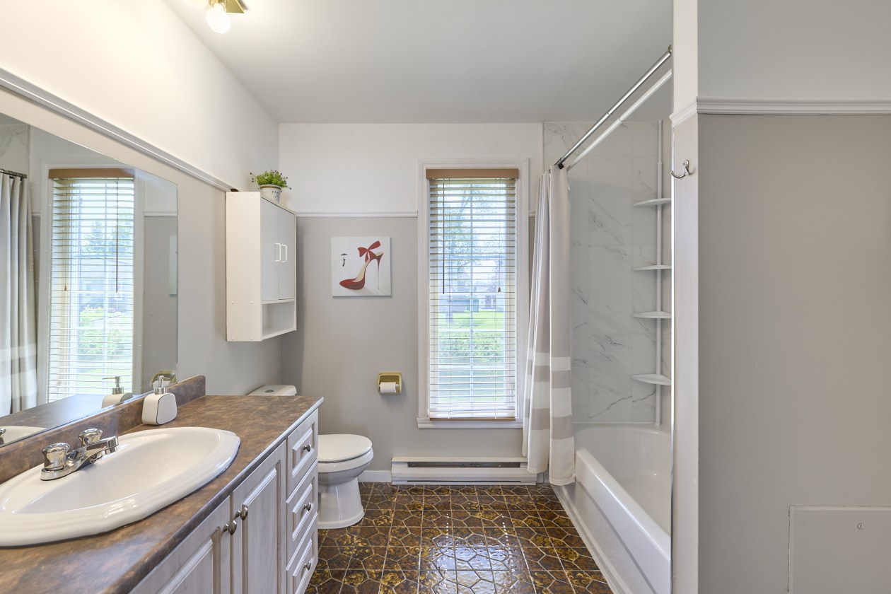 Salle de bains — 3530 Rue Sicotte, Québec, G2B 3X6, Québec