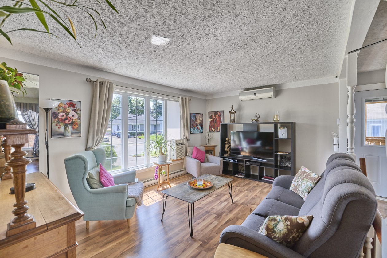 Salon — 3530 Rue Sicotte, Québec, G2B 3X6, Québec