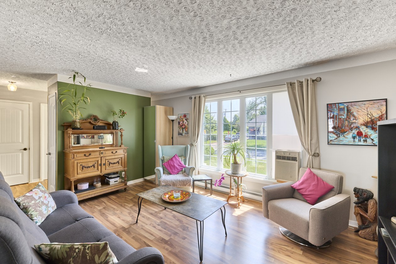 Salon — 3530 Rue Sicotte, Québec, G2B 3X6, Québec