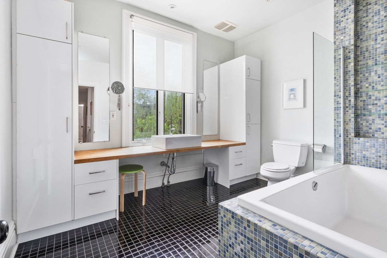Salle de bains — 2382, Boul. Grand, Montréal (Côte-des-Neiges/Notre-Dame-de-Grâce), H4B2W9, Montréal (Côte-des-Neiges/Notre-Dame-de-Grâce)