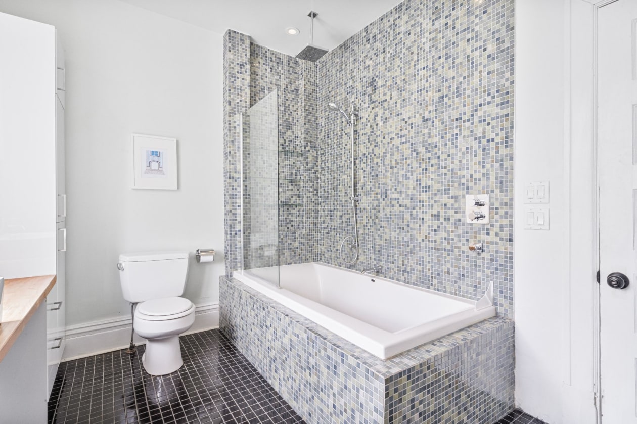 Salle de bains — 2382, Boul. Grand, Montréal (Côte-des-Neiges/Notre-Dame-de-Grâce), H4B2W9, Montréal (Côte-des-Neiges/Notre-Dame-de-Grâce)