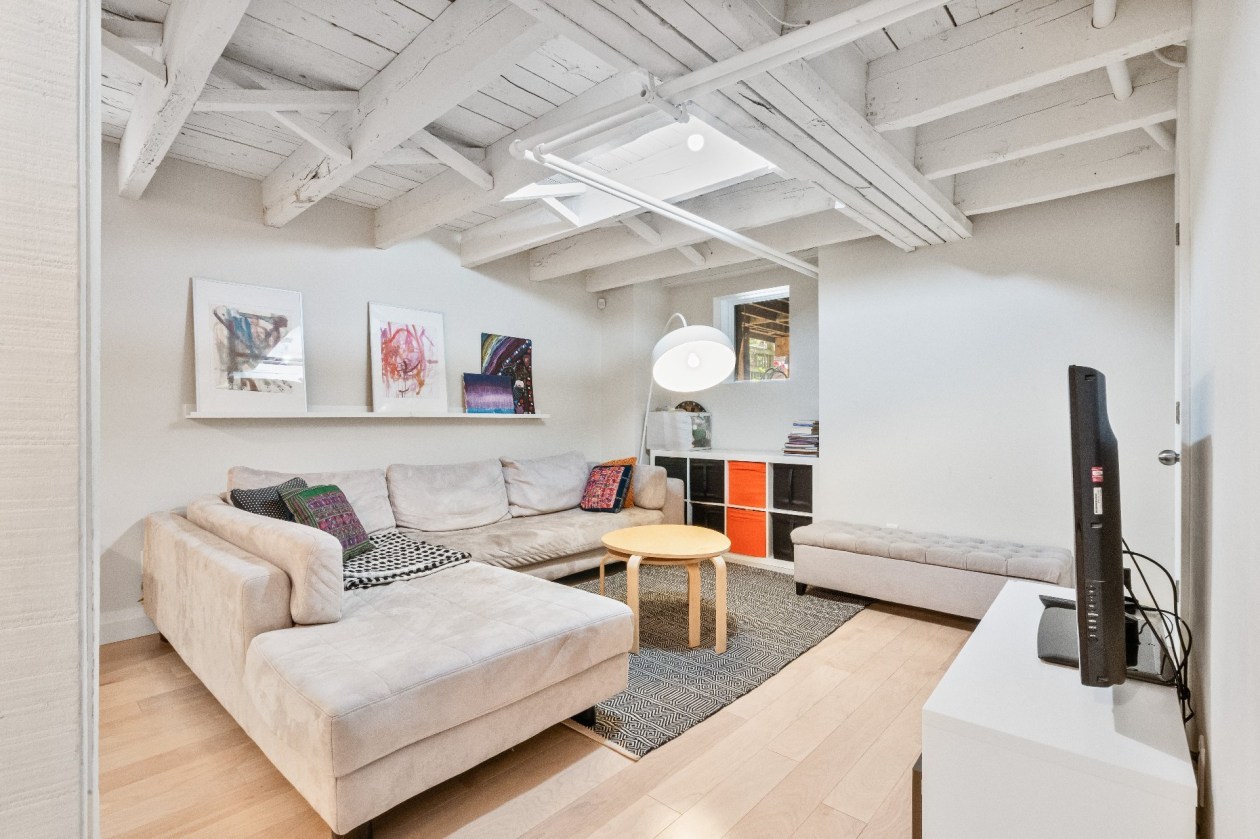 Salle familiale — 2382, Boul. Grand, Montréal (Côte-des-Neiges/Notre-Dame-de-Grâce), H4B2W9, Montréal (Côte-des-Neiges/Notre-Dame-de-Grâce)