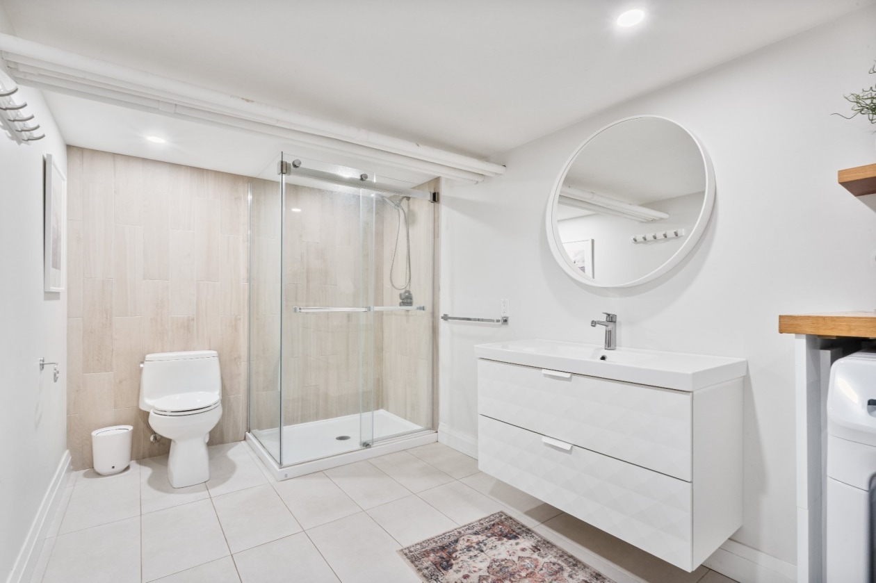 Salle de bains — 2382, Boul. Grand, Montréal (Côte-des-Neiges/Notre-Dame-de-Grâce), H4B2W9, Montréal (Côte-des-Neiges/Notre-Dame-de-Grâce)