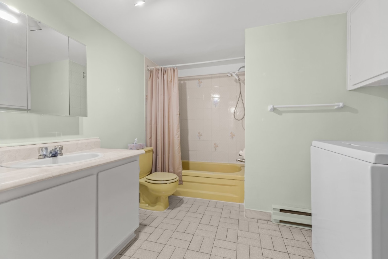 Salle de bains — 6969 - A, Rue Rainier, Montréal (Saint-Léonard), H1T3W9, Montréal (Saint-Léonard)