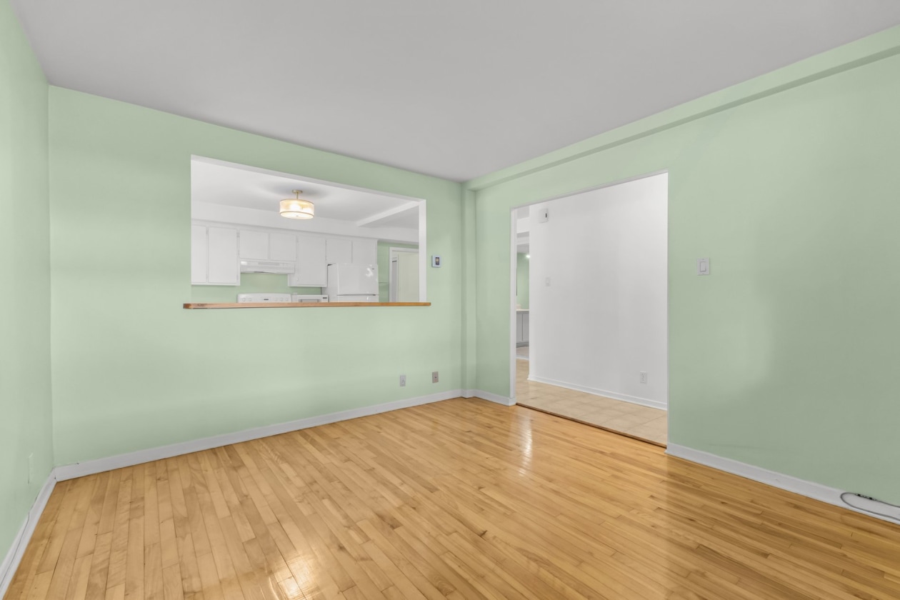Salon — 6969 - A, Rue Rainier, Montréal (Saint-Léonard), H1T3W9, Montréal (Saint-Léonard)