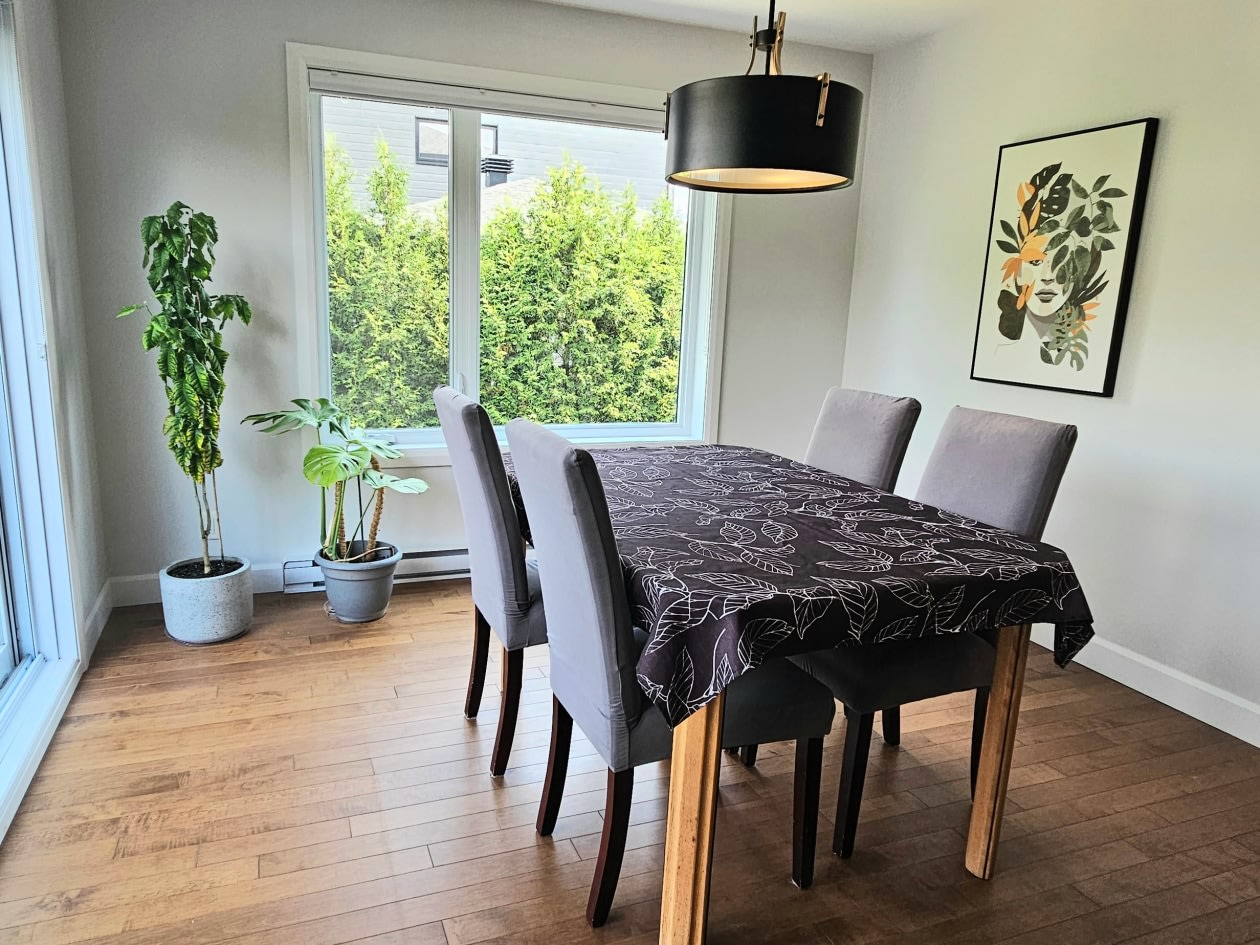 Salle à manger — 1374 Rue Des Calèches, Québec, G3K 0M8, Québec