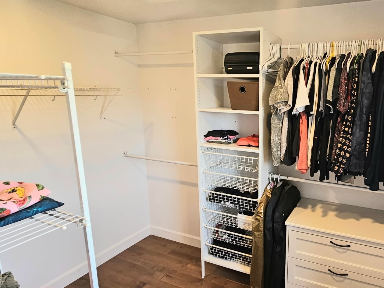 Penderie — 1374 Rue Des Calèches, Québec, G3K 0M8, Québec