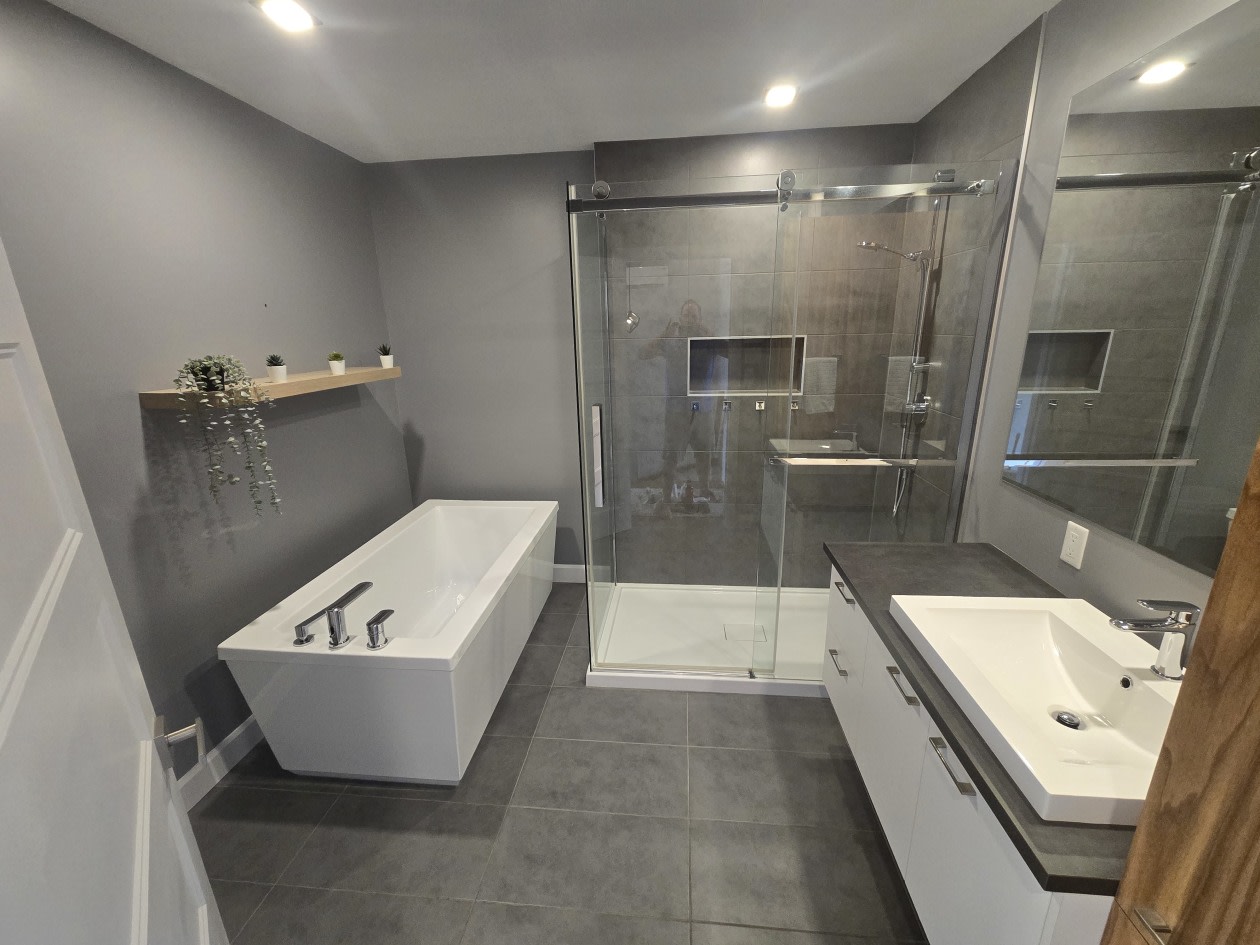Salle de bains — 1374 Rue Des Calèches, Québec, G3K 0M8, Québec