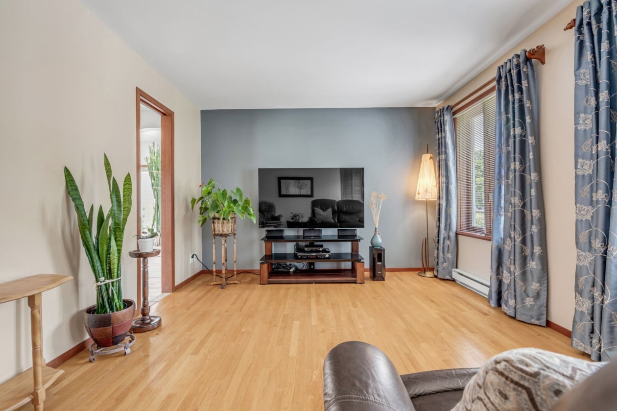 Salon — 4125, Av. Terriot, Québec (Les Rivières), G2E3T1, Québec (Les Rivières)