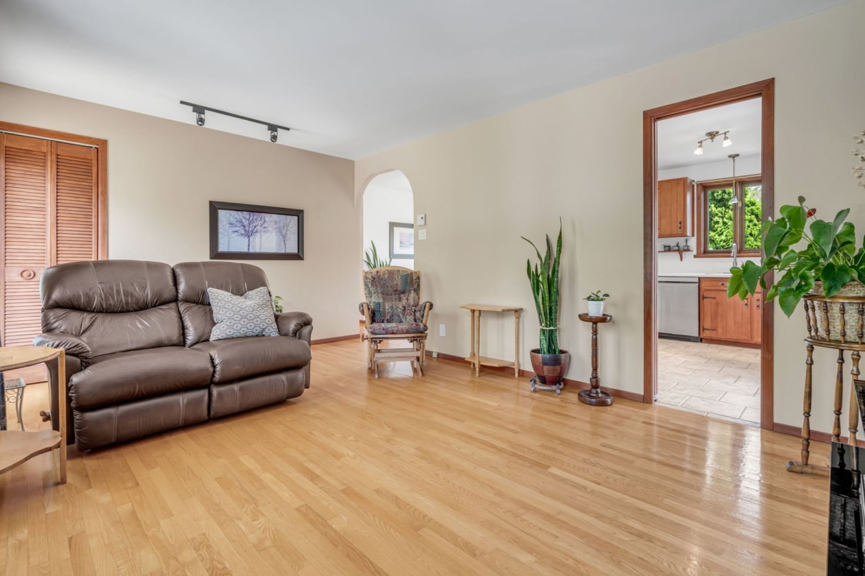 Salon — 4125, Av. Terriot, Québec (Les Rivières), G2E3T1, Québec (Les Rivières)