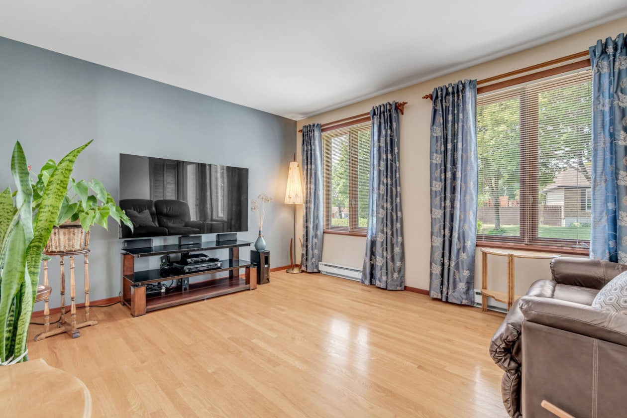 Salon — 4125, Av. Terriot, Québec (Les Rivières), G2E3T1, Québec (Les Rivières)