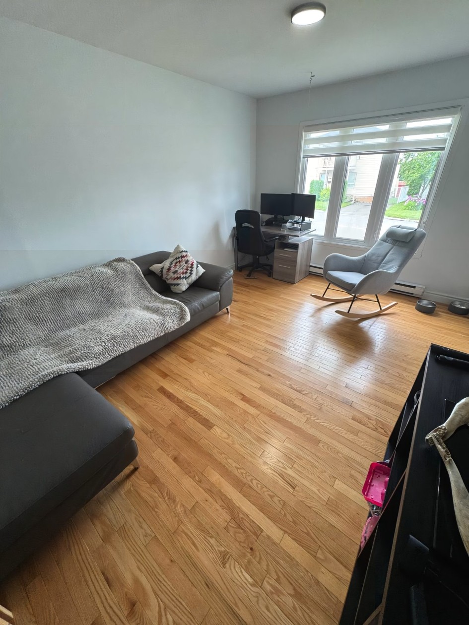 Salon — 1731, Rue Launière, Saguenay (Jonquière), G7S4J6, Saguenay (Jonquière)
