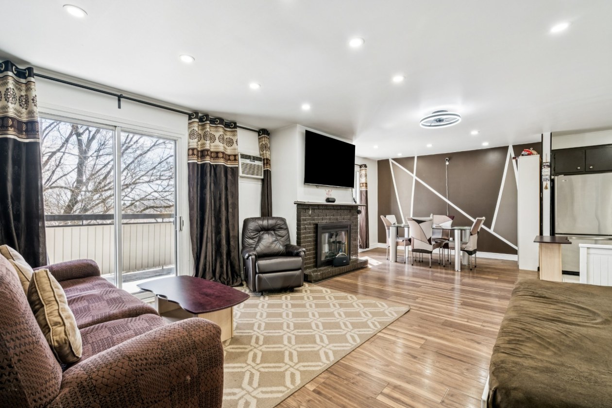Salon — 13111, Rue Forsyth, 304, Montréal (Rivière-des-Prairies/Pointe-aux-Trembles), H1A4C2, Montréal (Rivière-des-Prairies/Pointe-aux-Trembles)