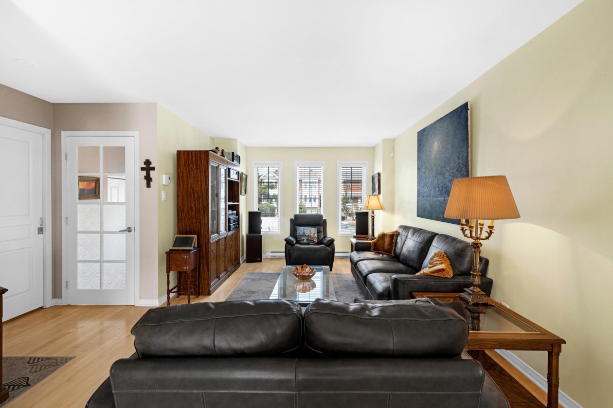 Salon — 816, Rue du Faubourg, Longueuil (Le Vieux-Longueuil), J4N1S6, Longueuil (Le Vieux-Longueuil)