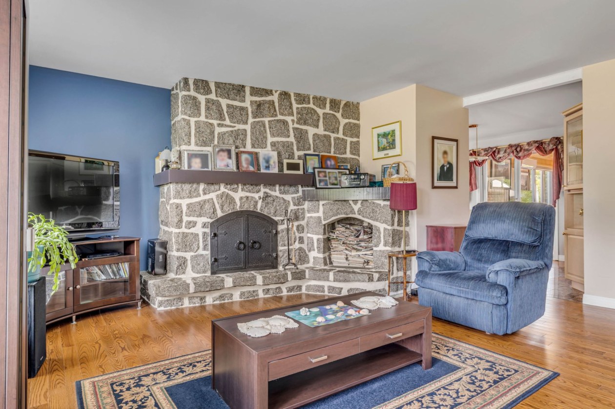 Salon — 115, Vieux Chemin, Saint-Raymond, G3L1Y5, Saint-Raymond