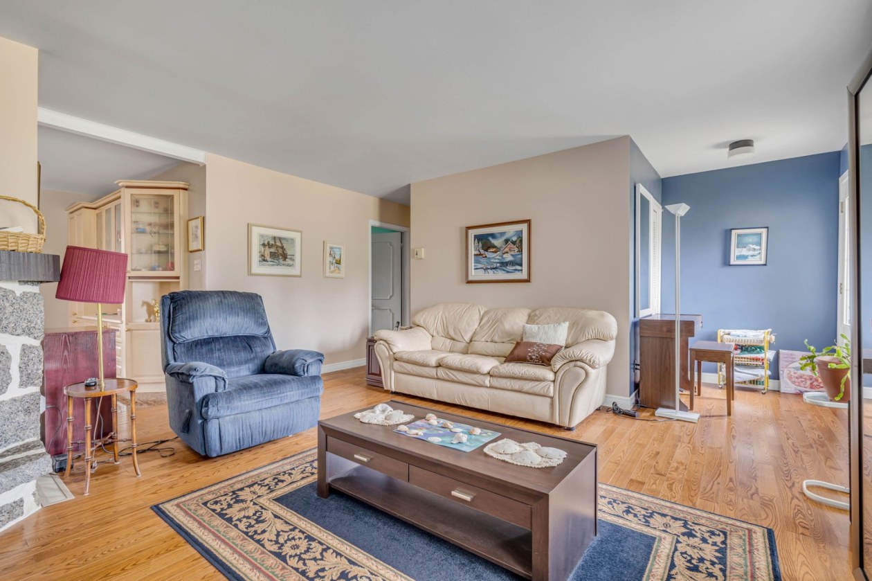 Salon — 115, Vieux Chemin, Saint-Raymond, G3L1Y5, Saint-Raymond