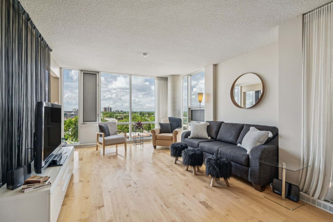 Salon — 4720, Rue Jean-Talon E., 706, Montréal (Saint-Léonard), H1S0B1, Montréal (Saint-Léonard)