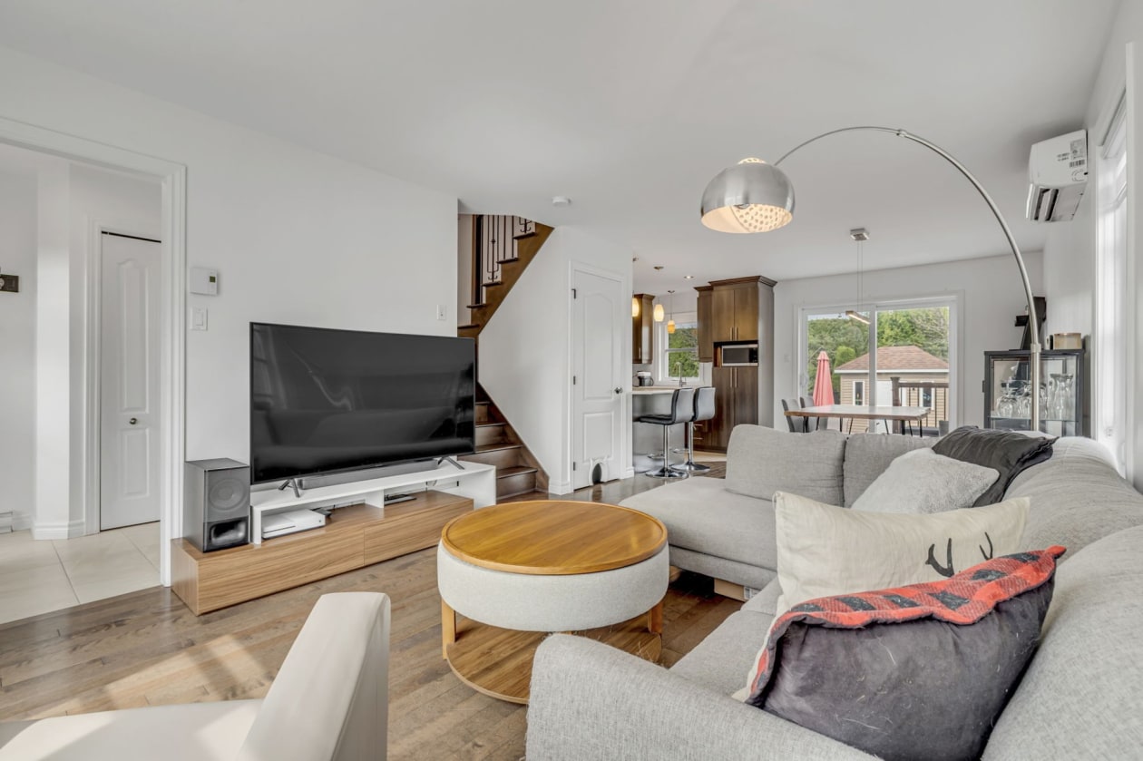 Salon — 2170, Rue de la Cantatrice, Québec (Les Rivières), G2C0L6, Québec (Les Rivières)