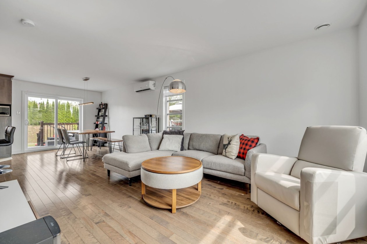 Salon — 2170, Rue de la Cantatrice, Québec (Les Rivières), G2C0L6, Québec (Les Rivières)