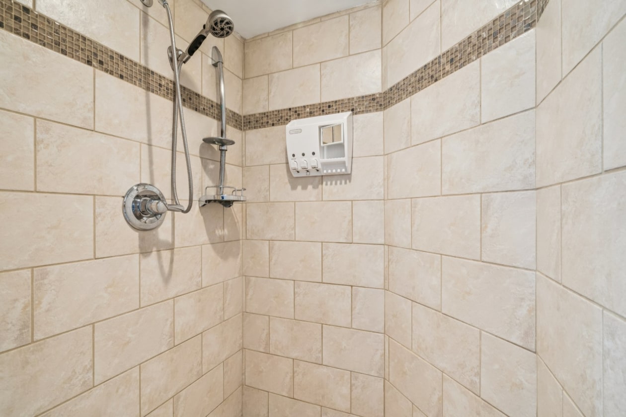 Salle de bains — 632, 36e Avenue, 301, Montréal (Lachine), H8T3M1, Montréal (Lachine)
