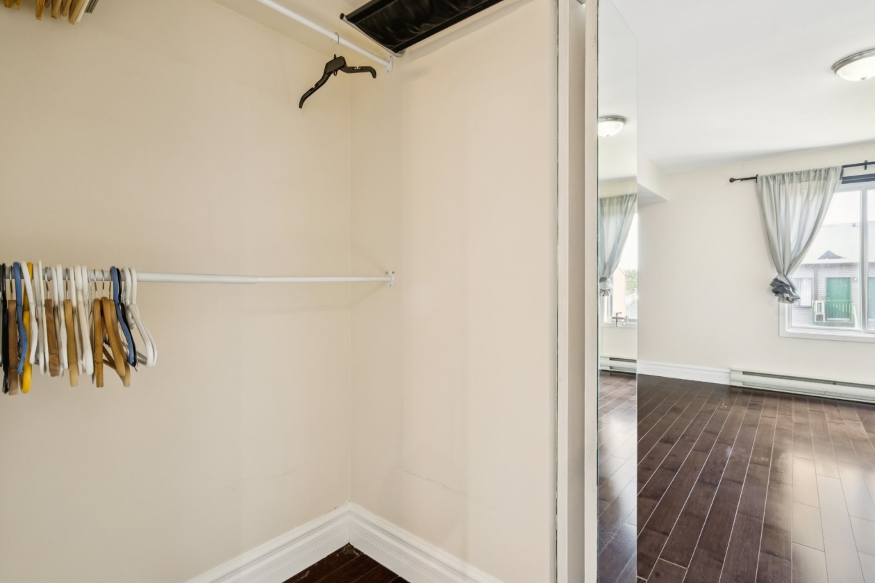 Penderie — 632, 36e Avenue, 301, Montréal (Lachine), H8T3M1, Montréal (Lachine)