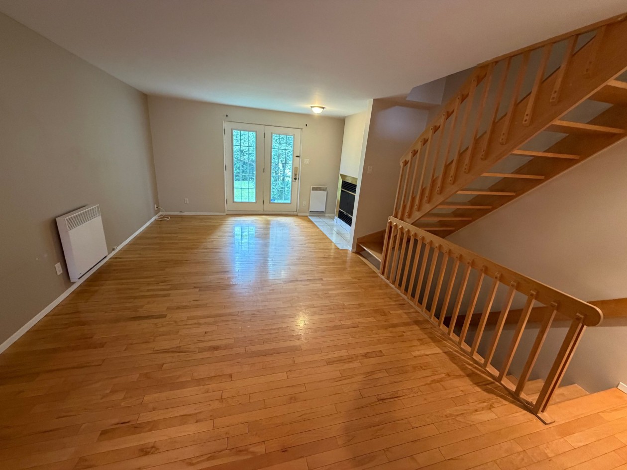 Salon — 750, Rue des Goélands, Saguenay (Chicoutimi), G7H7P8, Saguenay (Chicoutimi)