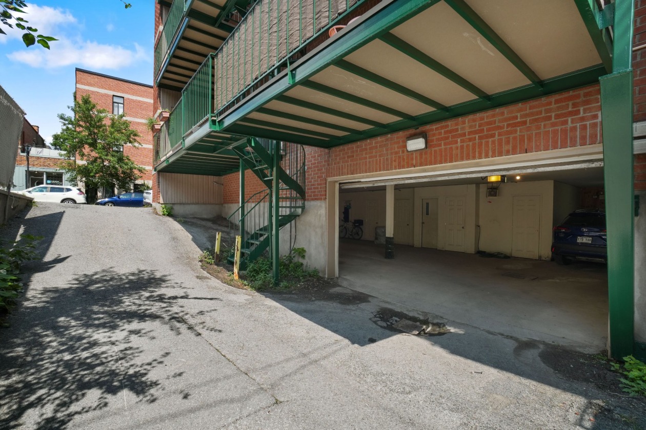 Garage — 8490, Rue St-Dominique, Montréal (Villeray/Saint-Michel/Parc-Extension), H2P2L5, Montréal (Villeray/Saint-Michel/Parc-Extension)