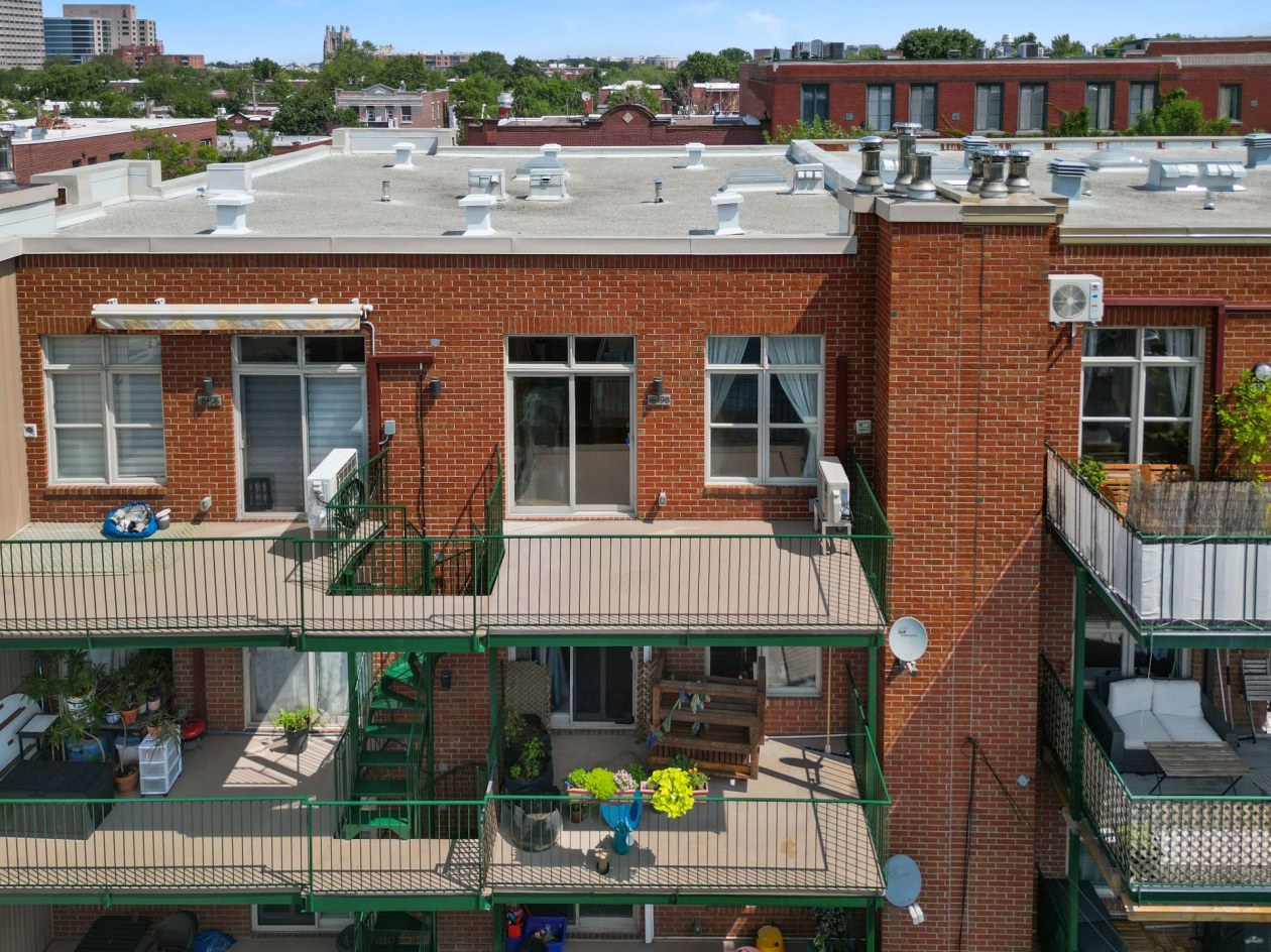 Balcon — 8490, Rue St-Dominique, Montréal (Villeray/Saint-Michel/Parc-Extension), H2P2L5, Montréal (Villeray/Saint-Michel/Parc-Extension)