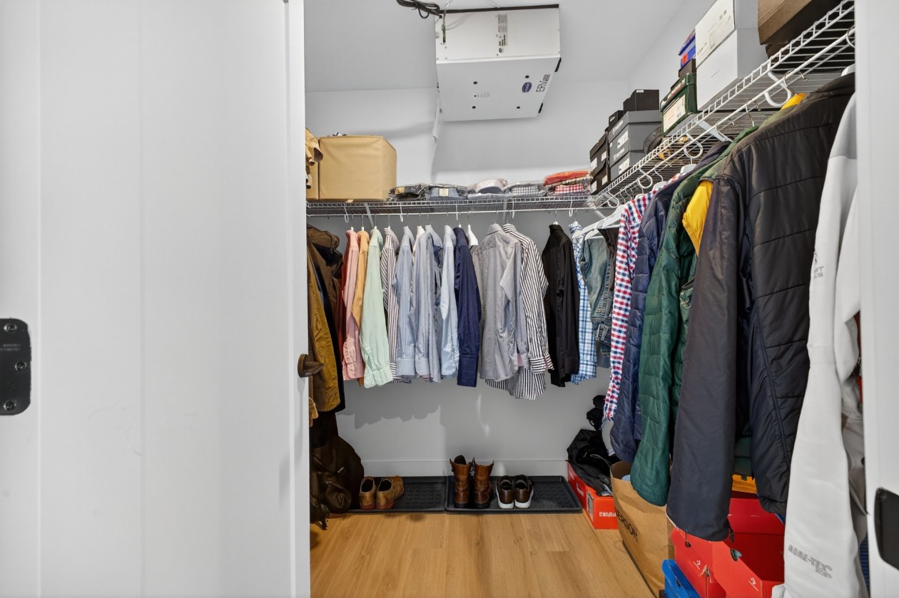 Penderie — 2151, Rue Léger, 1101, Montréal (LaSalle), H8N0J3, Montréal (LaSalle)