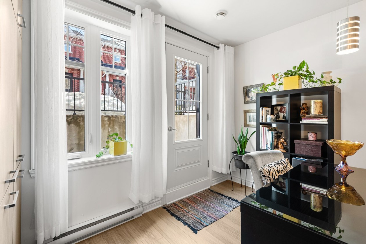 Salon — 3076, Rue Ste-Madeleine, Sainte-Marthe-sur-le-Lac, J0N1P0, Sainte-Marthe-sur-le-Lac