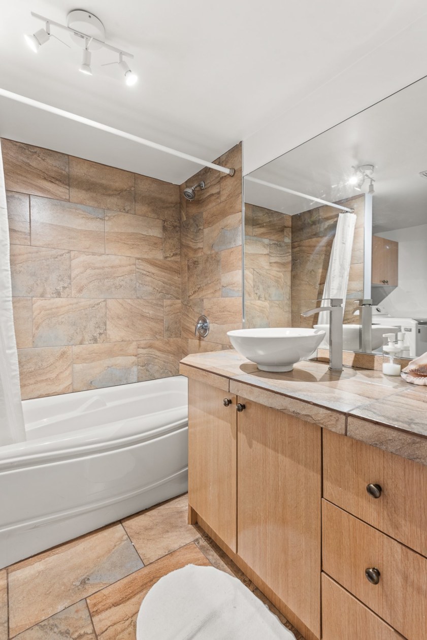 Salle de bains — 8035, Boul. Lévesque E., 102, Laval (Duvernay), H7A4J6, Laval (Duvernay)
