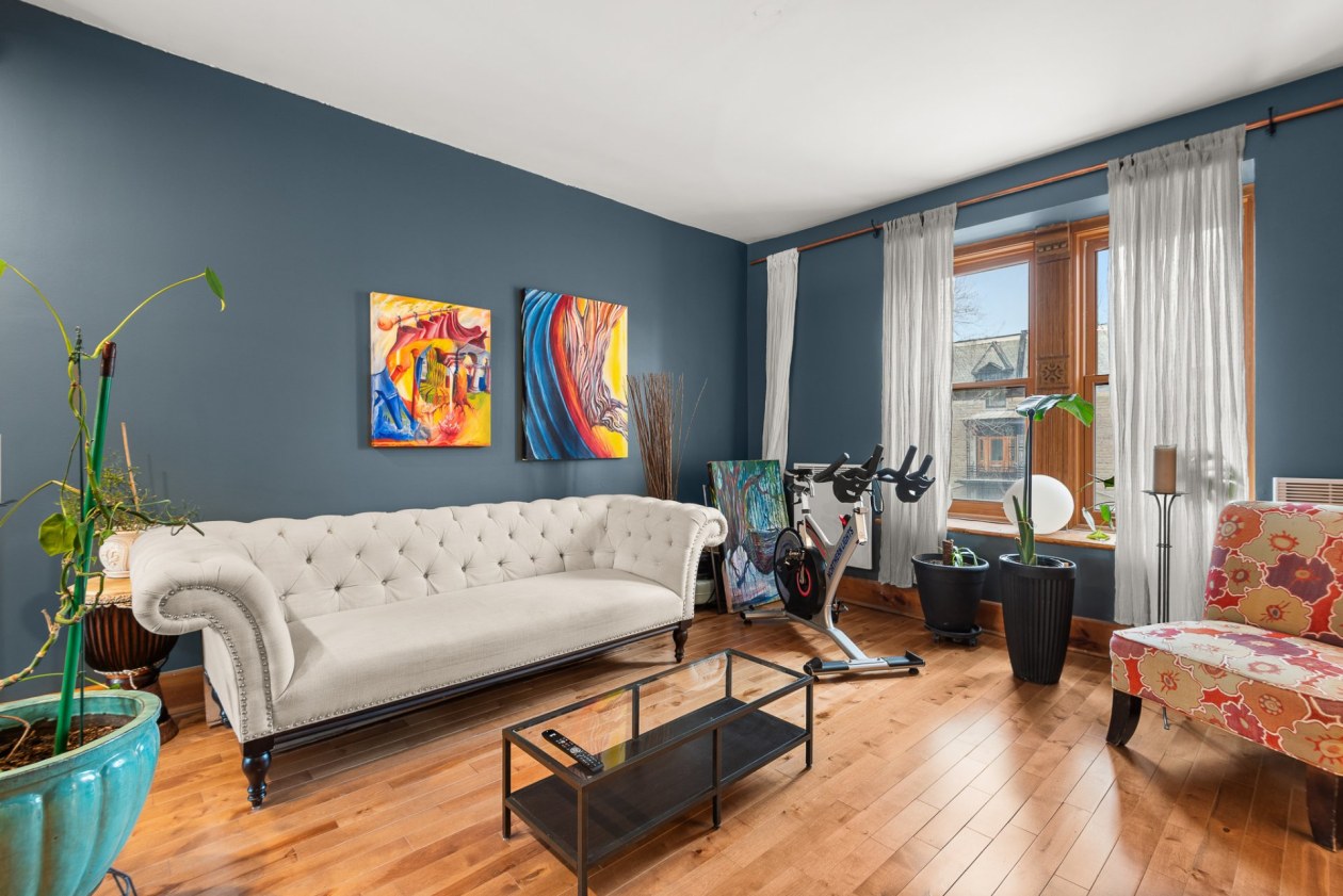 Salon — 3706A, Rue St-Hubert, Montréal (Le Plateau-Mont-Royal), H2L4A2, Montréal (Le Plateau-Mont-Royal)