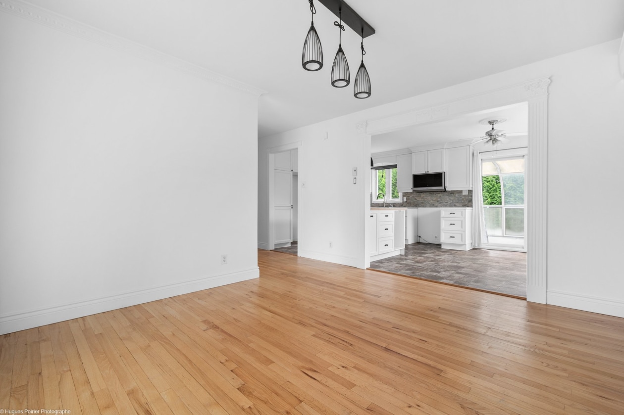 Salon — 12, Rue Chapdelaine, Saint-Charles-Borromée, J6E6P3, Saint-Charles-Borromée