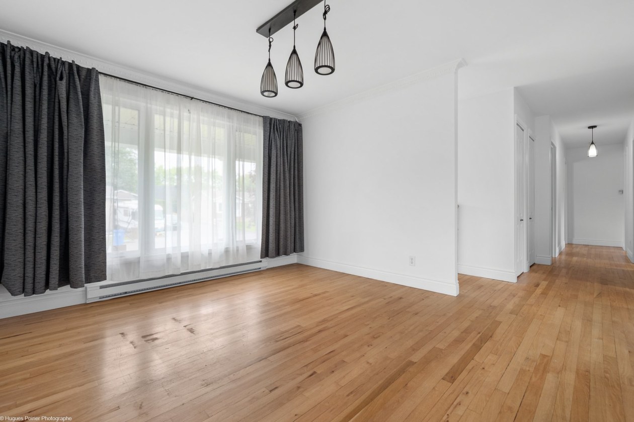 Salon — 12, Rue Chapdelaine, Saint-Charles-Borromée, J6E6P3, Saint-Charles-Borromée