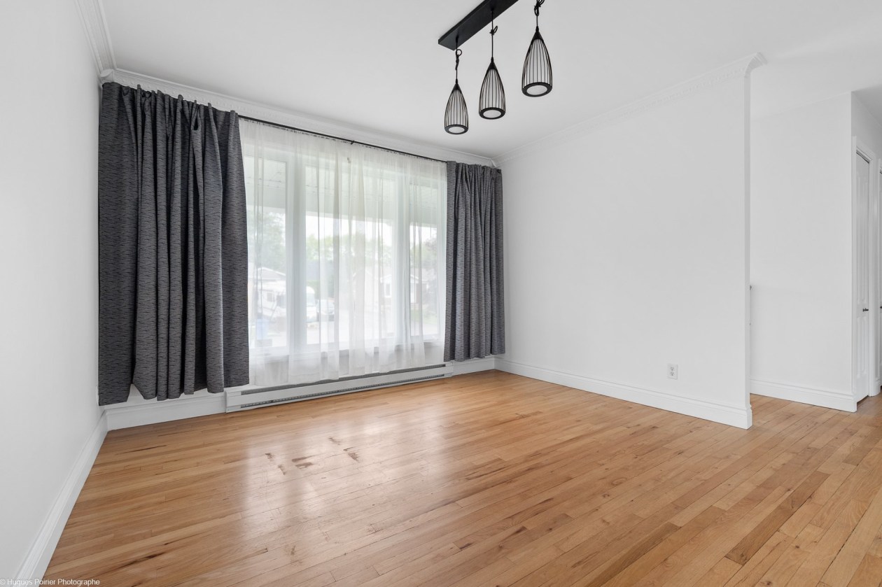 Salon — 12, Rue Chapdelaine, Saint-Charles-Borromée, J6E6P3, Saint-Charles-Borromée