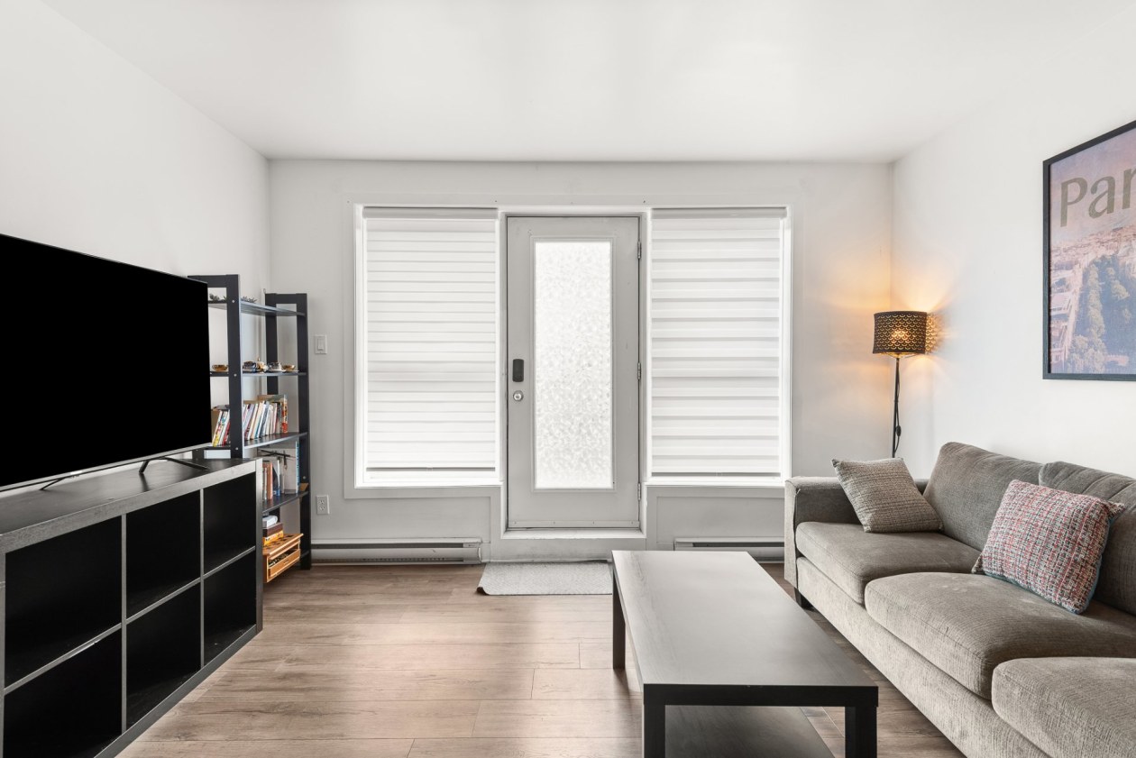Salon — 7637, Av. Léonard-De Vinci, 1, Montréal (Villeray/Saint-Michel/Parc-Extension), H2A2N6, Montréal (Villeray/Saint-Michel/Parc-Extension)