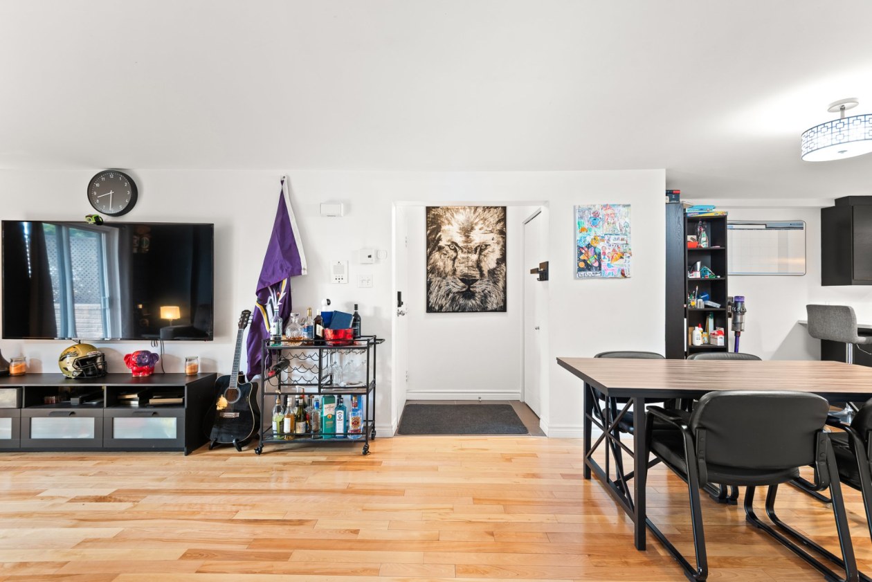 Salon — 3020, Rue Joseph-Hardy, 1, Longueuil (Saint-Hubert), J3Y9J6, Longueuil (Saint-Hubert)