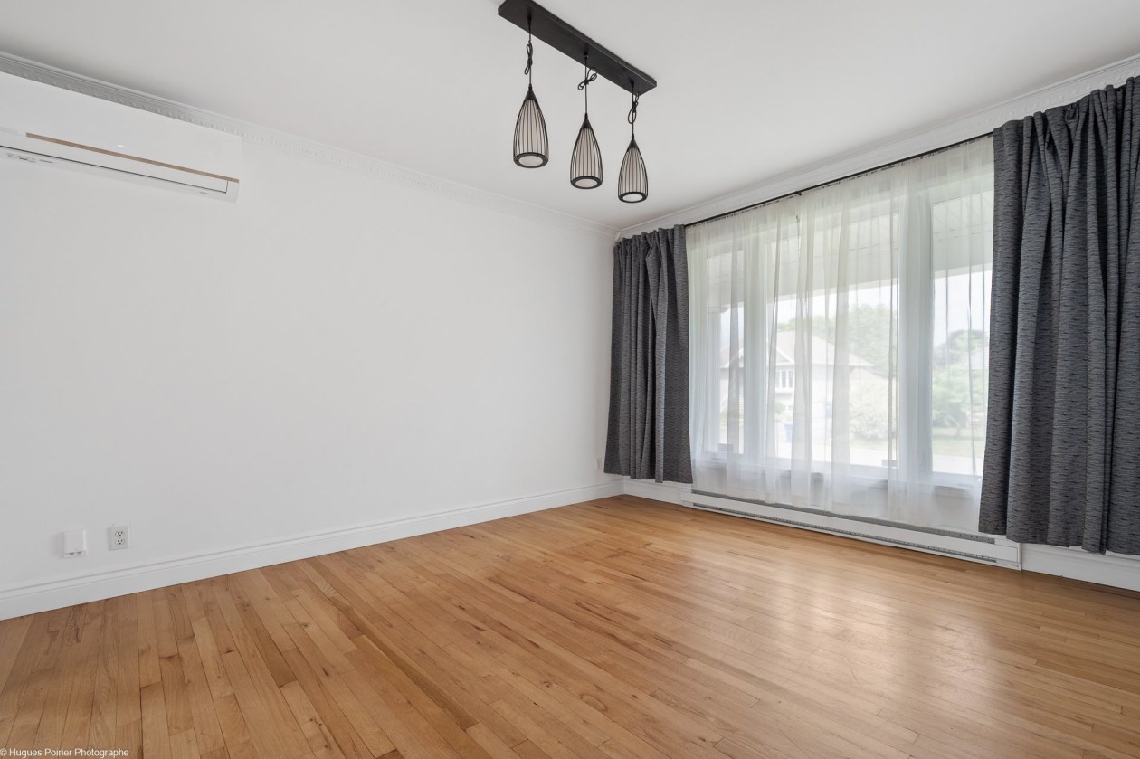 Salon — 12, Rue Chapdelaine, Saint-Charles-Borromée, J6E6P3, Saint-Charles-Borromée